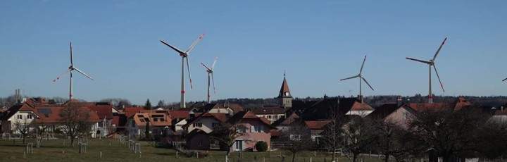 un champ d'éoliennes