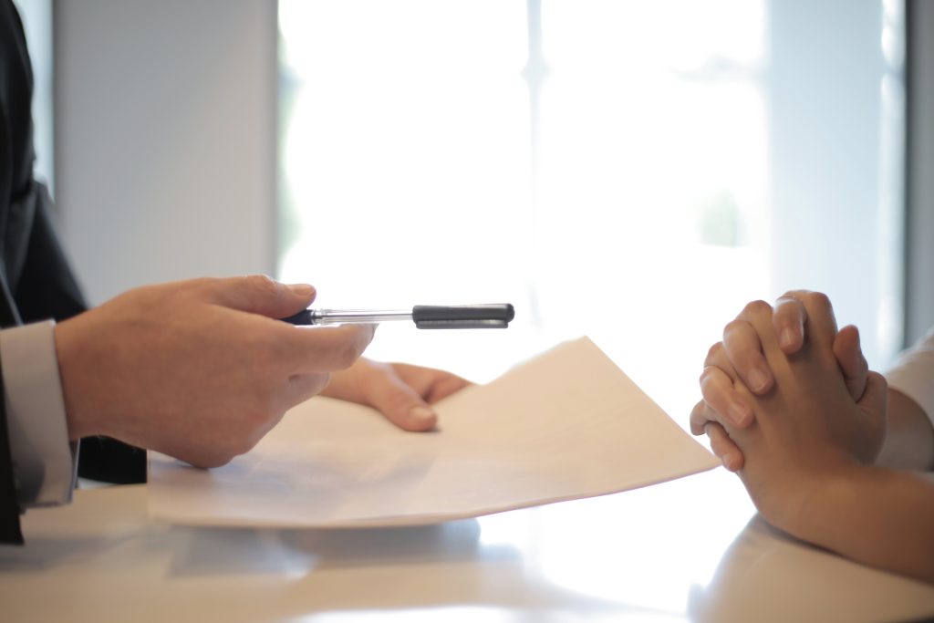 Est-ce que je peux revendre mon bien immobilier à ma propre SCI ? 2 pexels andrea piacquadio 3760067 1