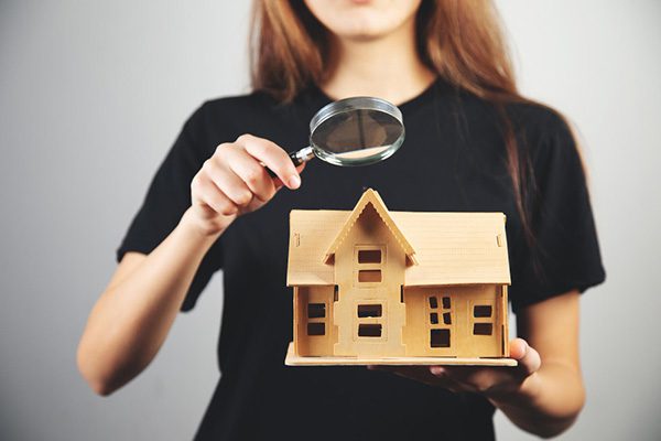 Expert immobilier évalue une maison en cas de succession
